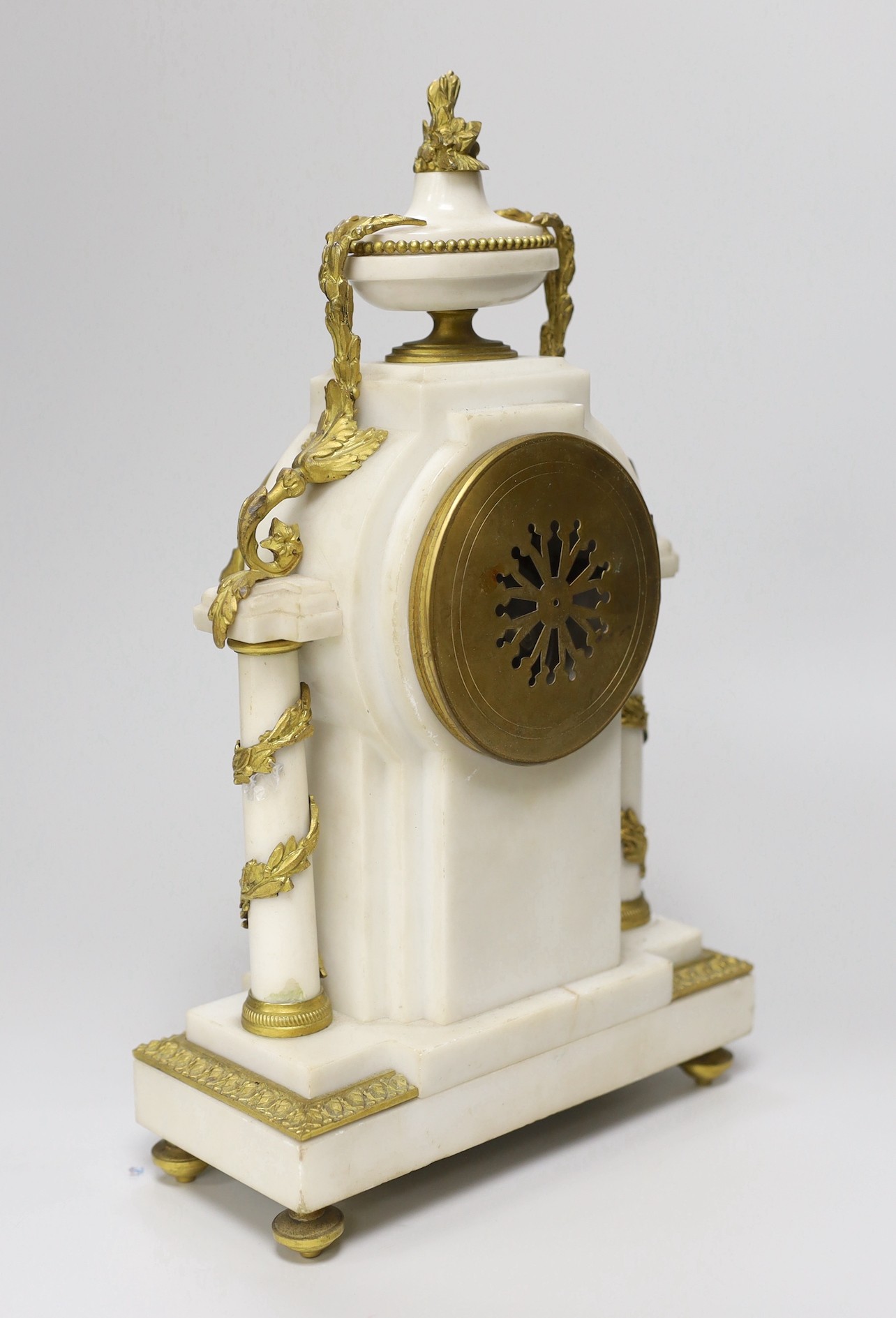 A late 19th century French ormolu and alabaster mantel clock with pendulum, 34cm